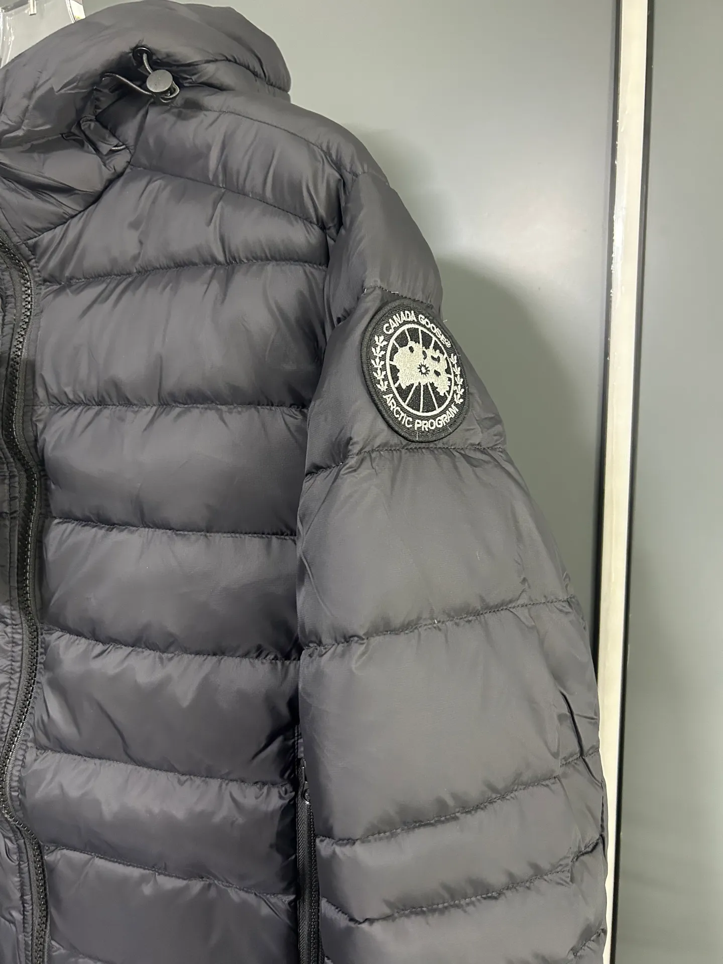 P660 CANADA GOOSE Canada Goose Crofton solid color hooded zipper outdoor warm rib down jacket 90 down filling 750 fill power Tajima embroidery white duck down short lightweight hooded down jacket jacket small zipper pocket on the chest side for storing things The Thorium AR hooded model is versatile, durable and warm. It can be used as a mid-layer in winter and winter, or worn alone. It can also be easily worn with hard-shell clothing in cold environments.     The fabric has been improved with AratoTM30 nylon fabric with fine texture, which is super warm and very wear-resistant. It is also treated with DWR, which can effectively prevent water and moisture.     DownCompositeMapping zone filling technology can reasonably allocate down insulation and synthetic insulation areas. The simple design of StormHoodM is made of synthetic insulation materials. Zippered hand pockets, inner zipper pockets. Combination of technology and technology. Lightweight and warm. Three-dimensional tailoring. Hooded design. Complete three-label accessories. What you see is what you get. Same style for men and women. Color: off-white. Size: M-3XL.